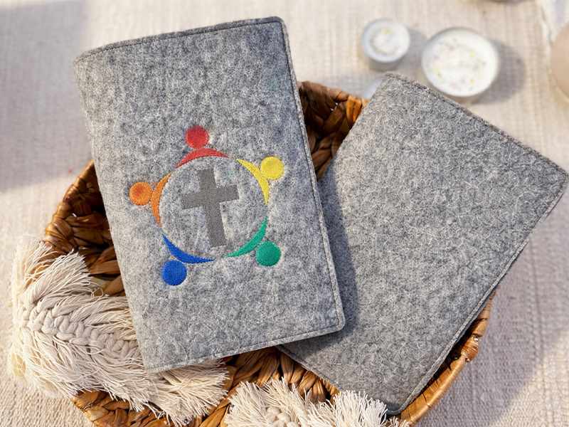 Preview: Die Welt ist bunt Gotteslobhülle - Vollstick Stickdatei